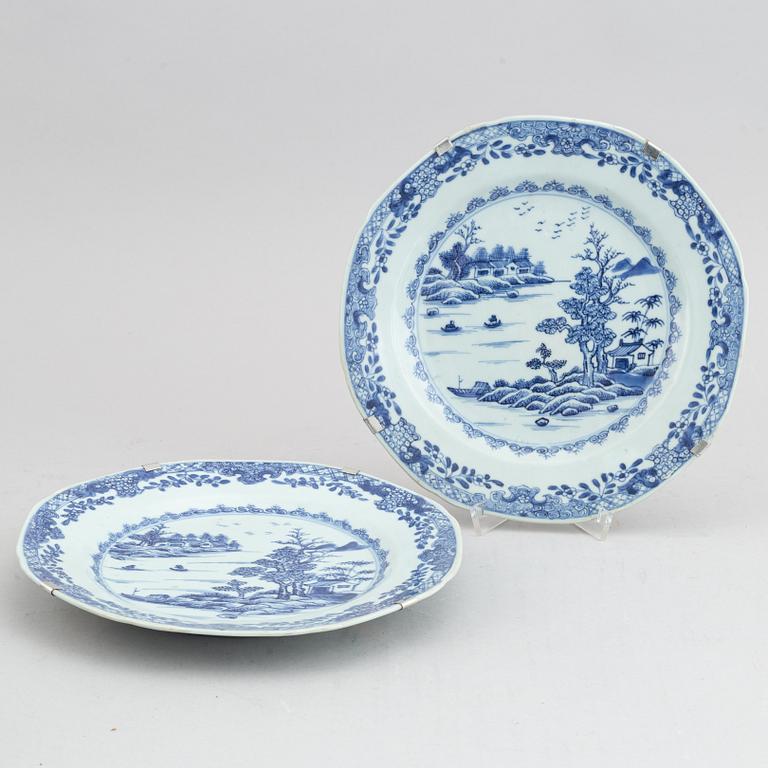 A group of 12 blue and white export porcelain objects, Qing dynasty, Qianlong (1736-95), and 19th century.