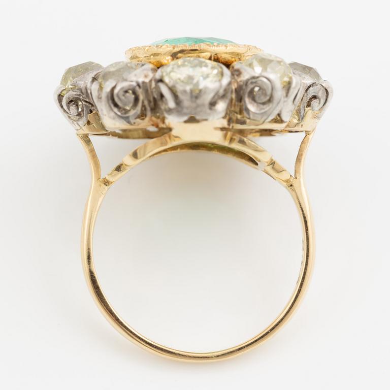 Ring, cocktailring, 18K guld och platina med smaragd och gammalslipade diamanter, medföljande report.