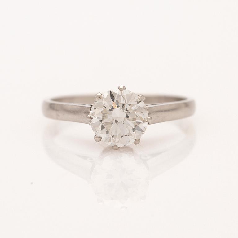 Ring, platina med briljantslipad diamant.