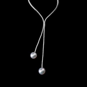 525. A NECKLACE, brilliant cut diamonds c. 3.04 ct. South sea perls 11 mm. 18K white gold. Weight 20 g.
