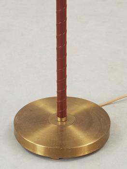 GOLVLAMPA, mässing och läder, omkring 1900-talets mitt.
