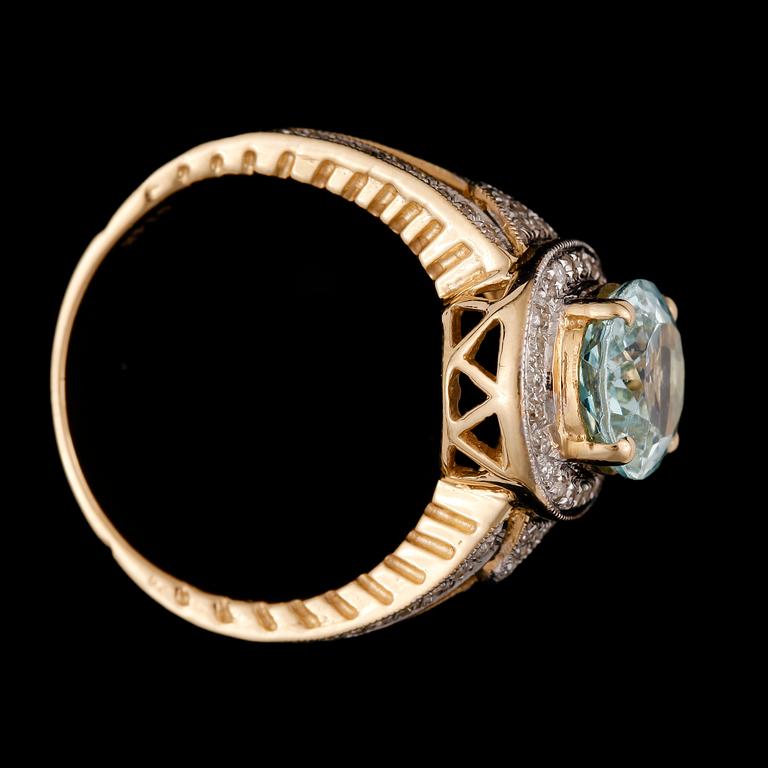 RING, 14k guld med oval akvamarin enligt uppgift 3,65 ct samt mindre briljantslipade diamanter. Vikt ca 5,6 gram.