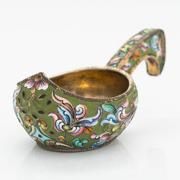 Kåsa, förgyllt silver och cloisonné-emalj, Moskva 1908-26.