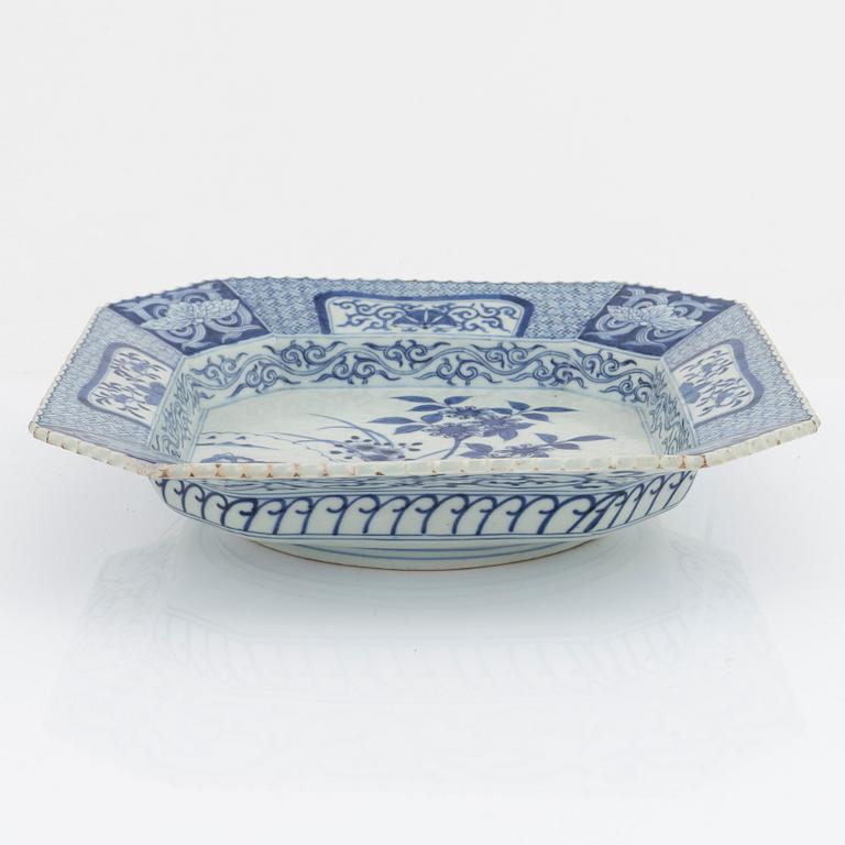 A blue and white porcelain dish, Japan, 19th century.