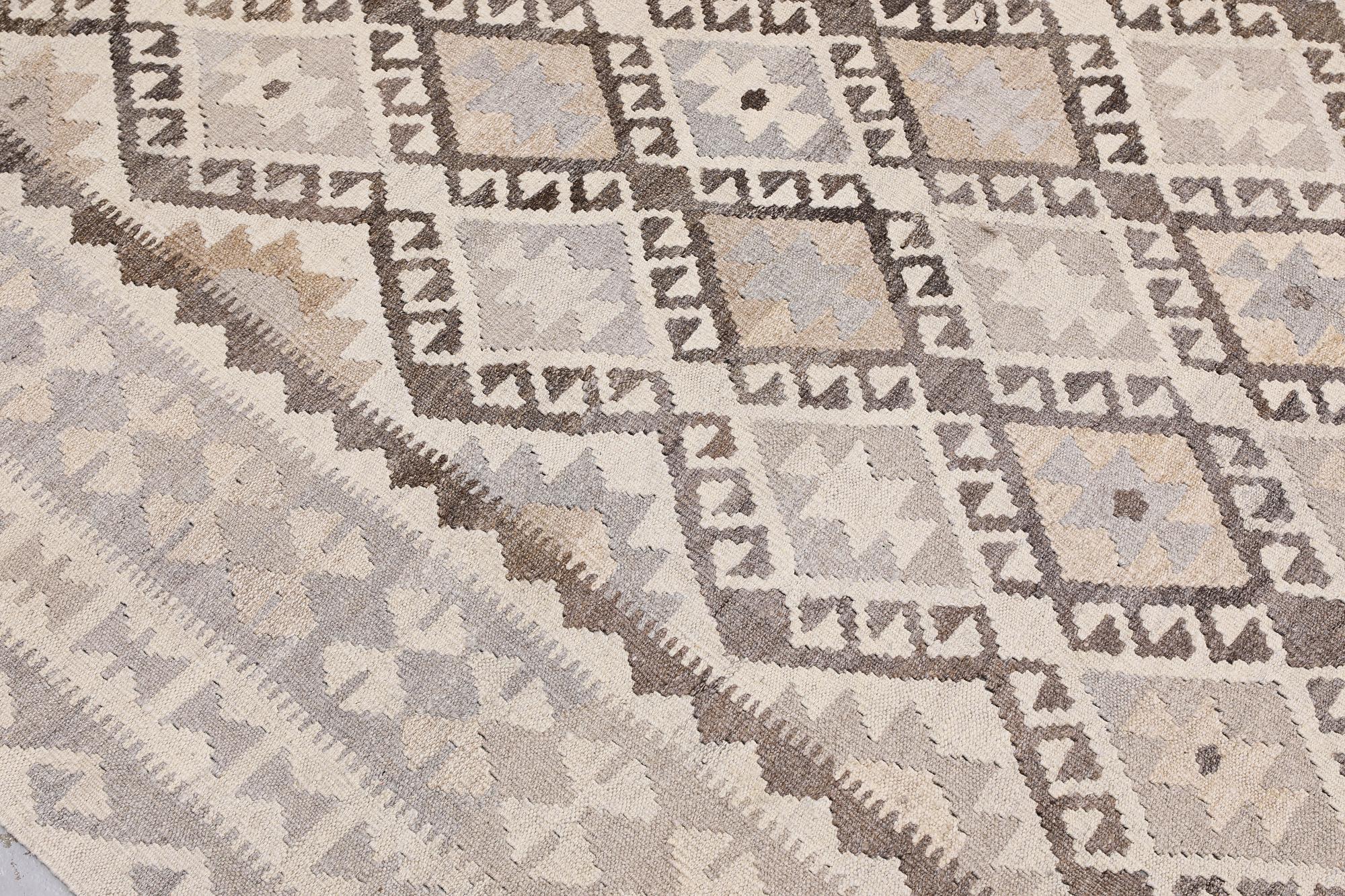 A Kilim rug, approx. 292 x 206 cm.