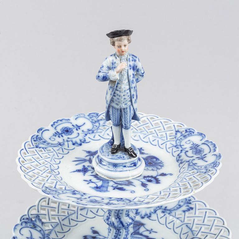 A porcelain table decoration/cookie platter from Teichert Meissen, around the year 1900.