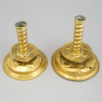 LJUSSTAKAR, 2 snarlika, mässing, barock, 1700-tal.
