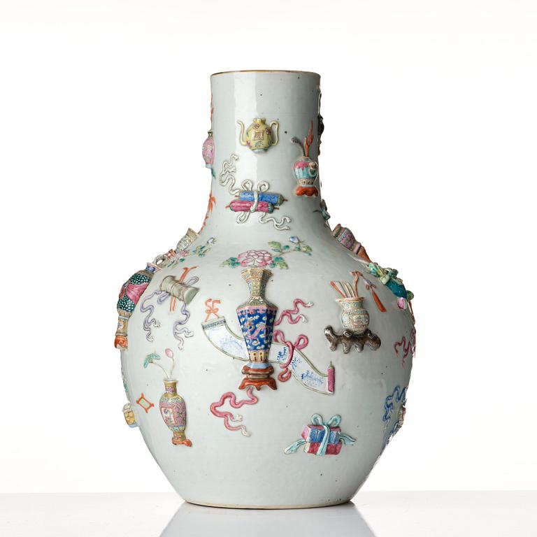 Praktvas, porslin. Qingdynastin, 1800-tal.