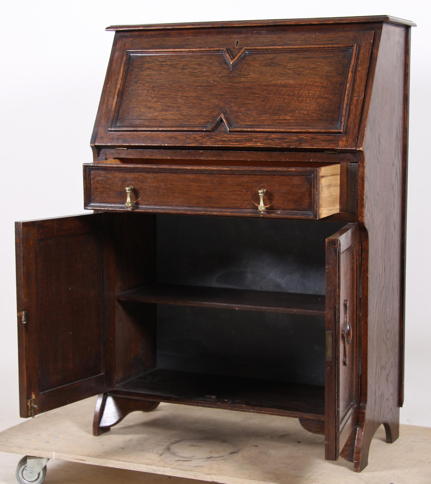 VITRINSKÅP, tidigt 1900-tal.