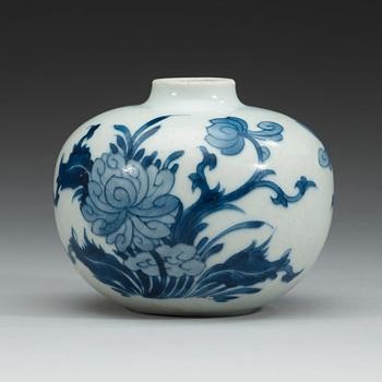VAS, porslin. Qing dynastin, 1800-tal.