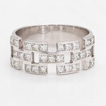 Ring, 18K vitguld, med prinsesslipade diamanter totalt ca 1.19 ct, Helsingfors.