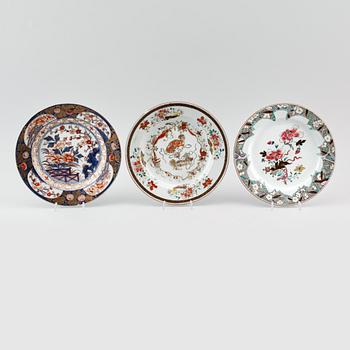 TALLRIKAR, 3 st, olika, porslin, Kina, Qianlong 1736-1795.