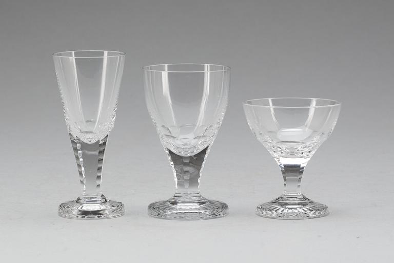GLASSERVIS, 47 delar. 30 snarlika delar medföljer.