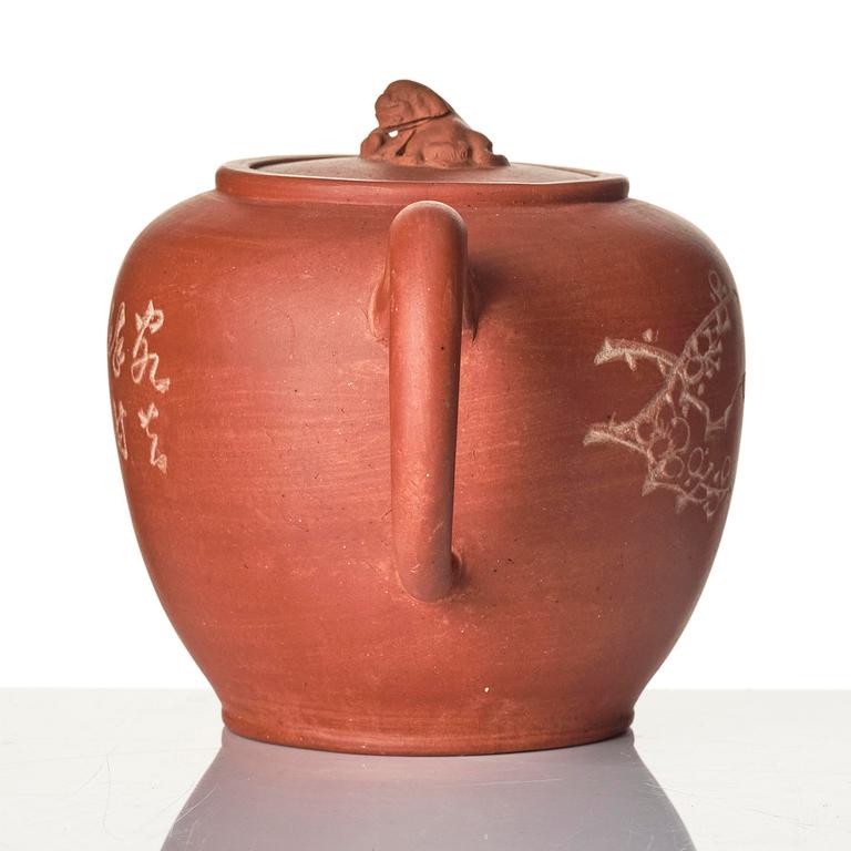 A group of three Chinese yixing tea pots with cover.