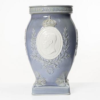 Alf Wallander, An urn, Göteborgs Porslinsfabrik/Rörstrand, 1914.