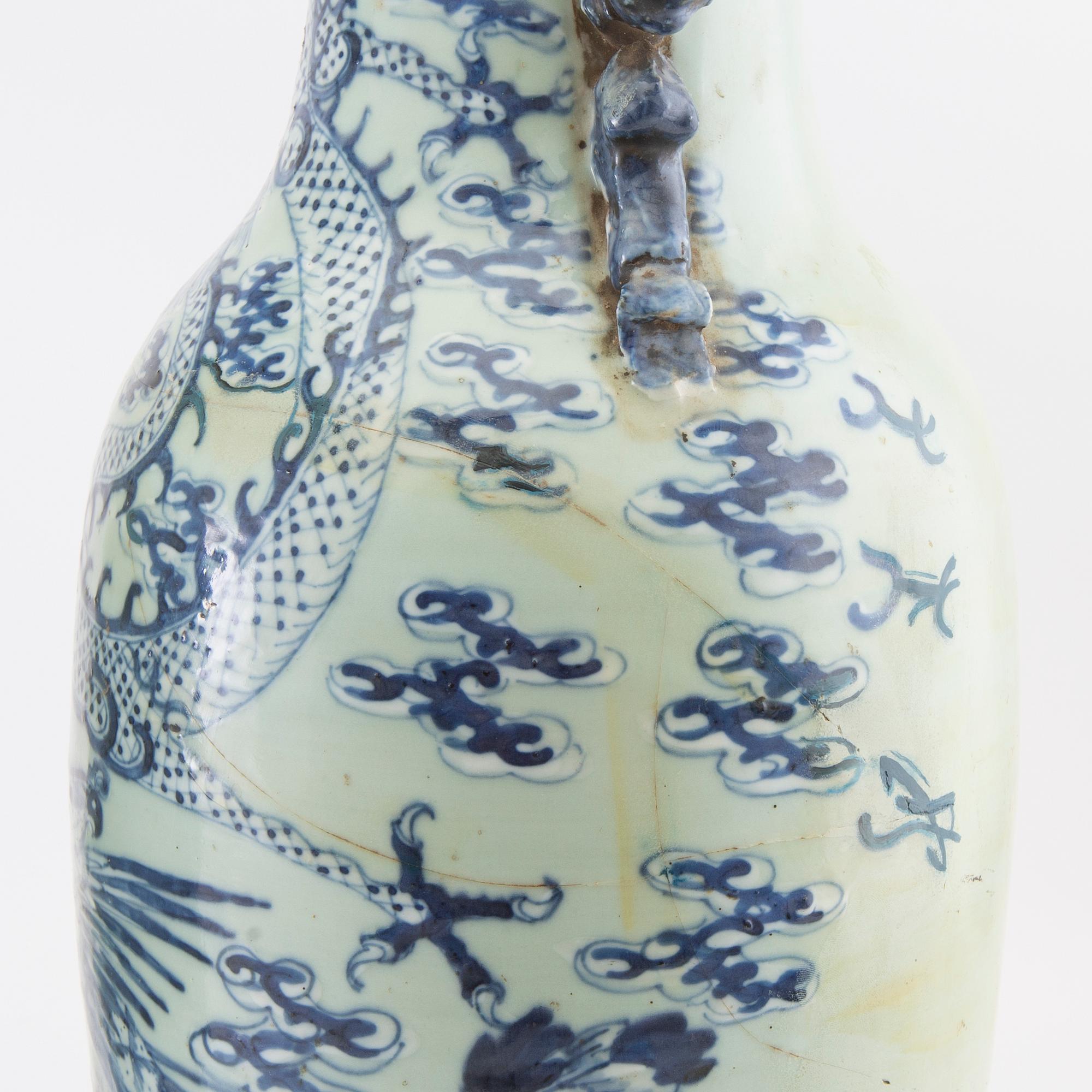 A pair of large Chinese vases, late Qing dynasty/early 20th century.