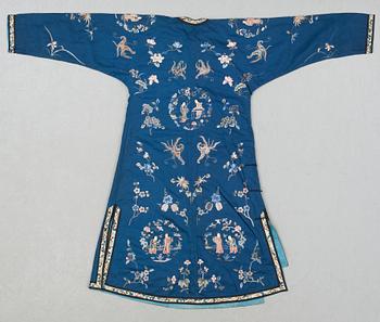 A CHINESE ROBE, silk. Height 137,5 cm. Around 1900.