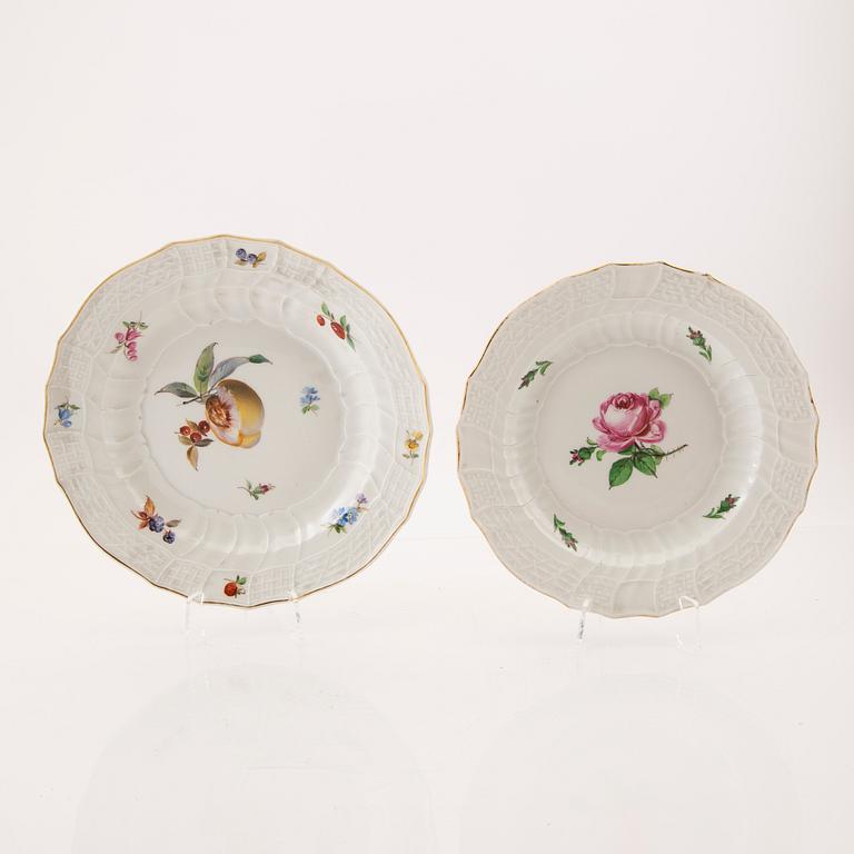 A 25 pcs dinner service Meissen first half of the 20th century.