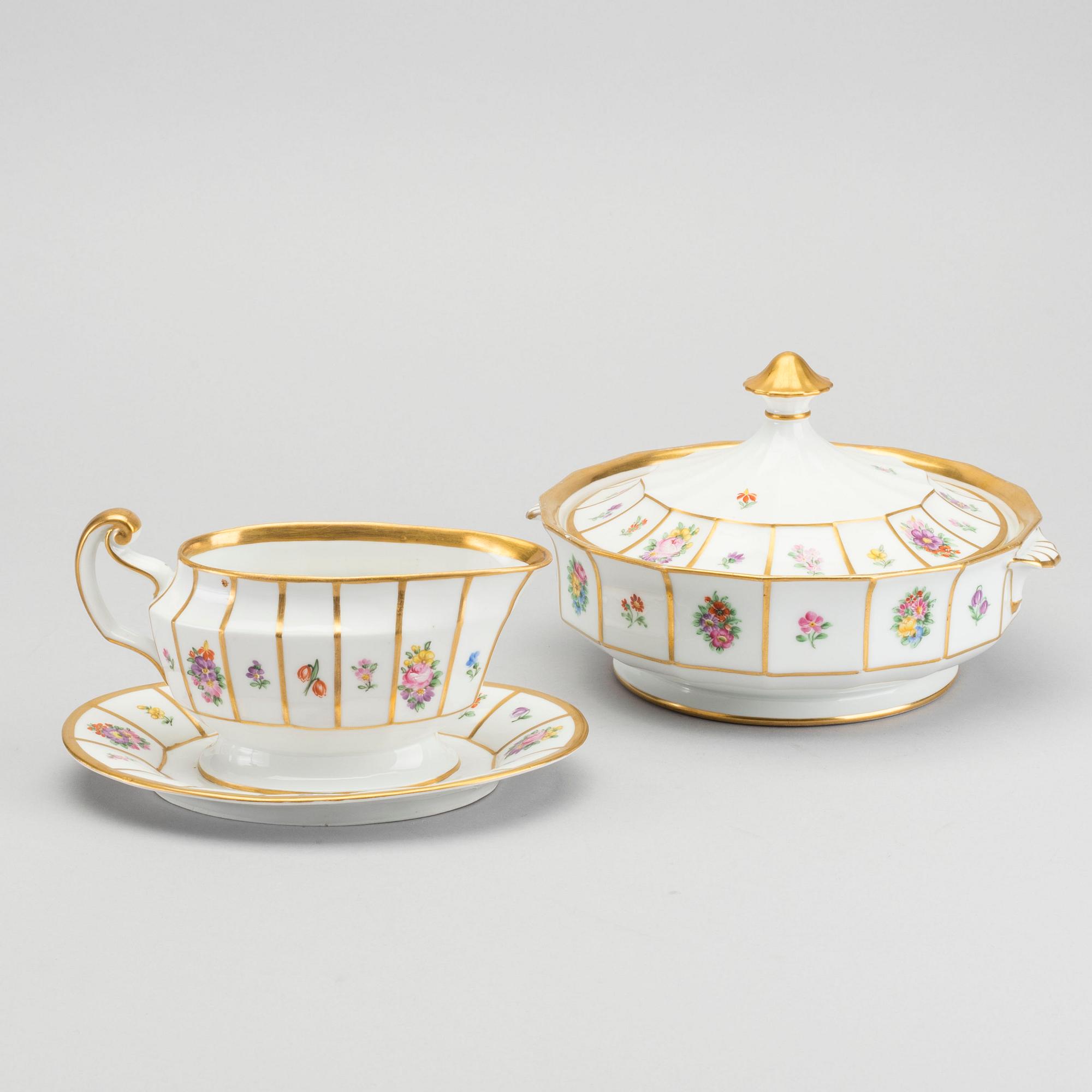 A 83 PIECES "HENRIETTE" DINNER SERVICE IN POCELAIN BY ROYAL COPENHAGEN, Denmark.