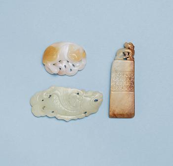 Two nephrite and one agate carvings, Qing dynasty.