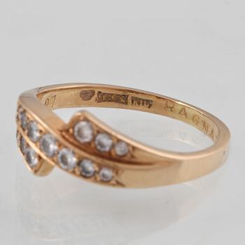 RING, 18K guld med 13 briljantslipade diamanter, 0.27 ct, Ceson, Göteborg, 1984. Vikt 2,6 gram.