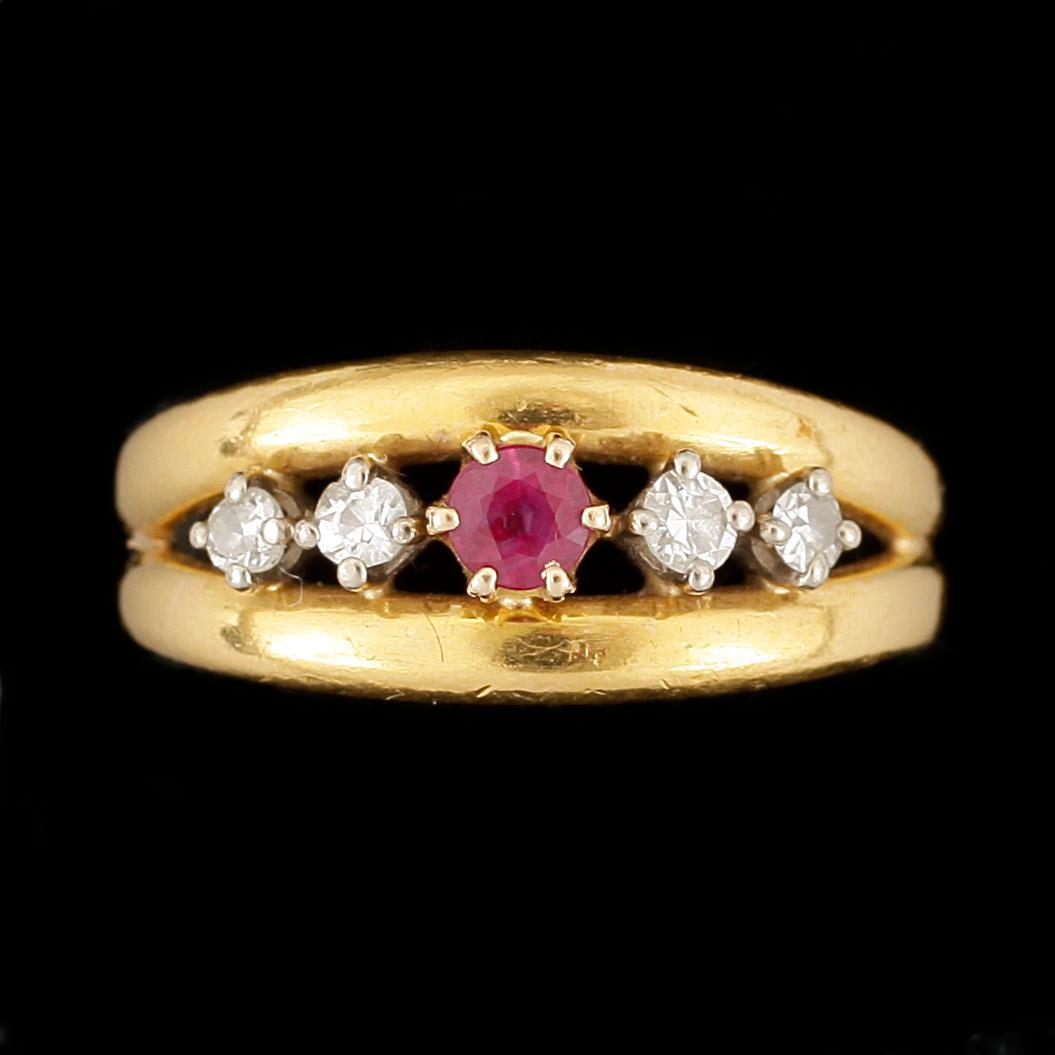 Ring, 23k guld, facettslipad rubin samt briljantslipade diamanter. Total vikt ca 10 g.