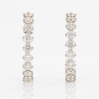 Ett par örhängen 18K vitguld med runda briljantslipade diamanter.