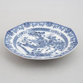 A group of six blue and white dishes, Qing dynasty, Qianlong (1736-95).
