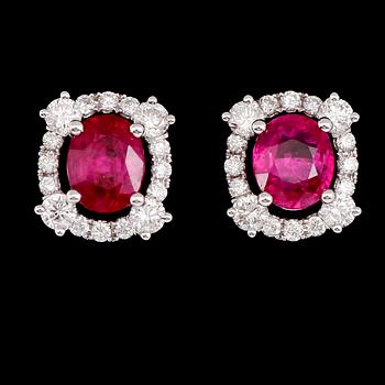 ÖRHÄNGEN, 1 par, 18 k vitguld, rubiner tot 2.80 ct, briljantslipade diamanter tot 0.79 ct.