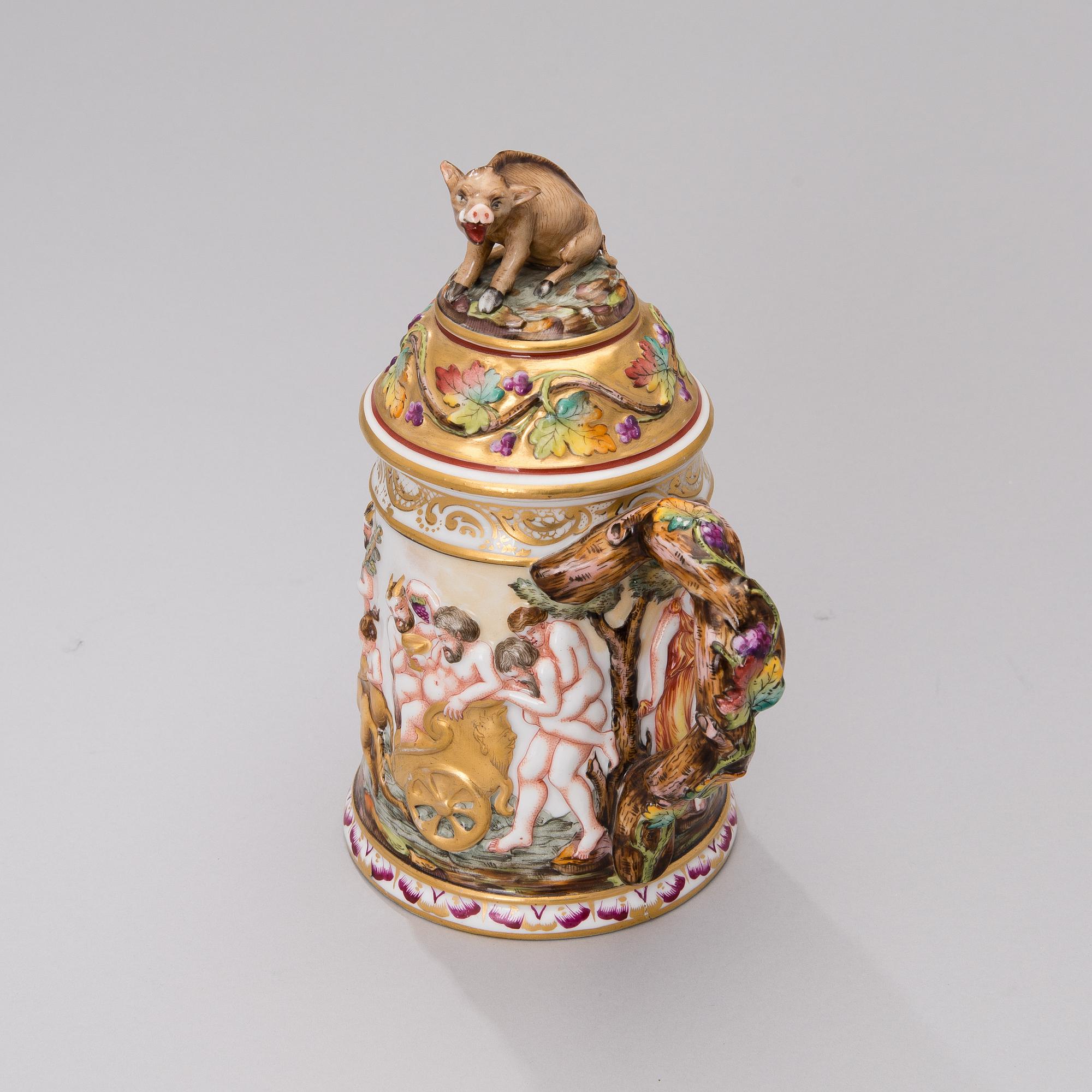 A MUG WITH LID. Capo di Monte. 1900s first half.