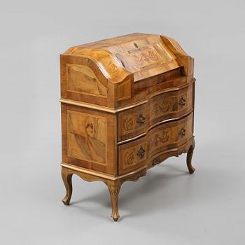 SKRIVBYRÅ, senbarockstil, 1900-talets mitt.