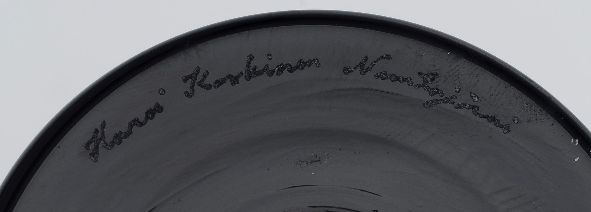 HARRI KOSKINEN, A GOBLET. Signed Harri Koskinen, Nuutajärvi. Late 1990s.