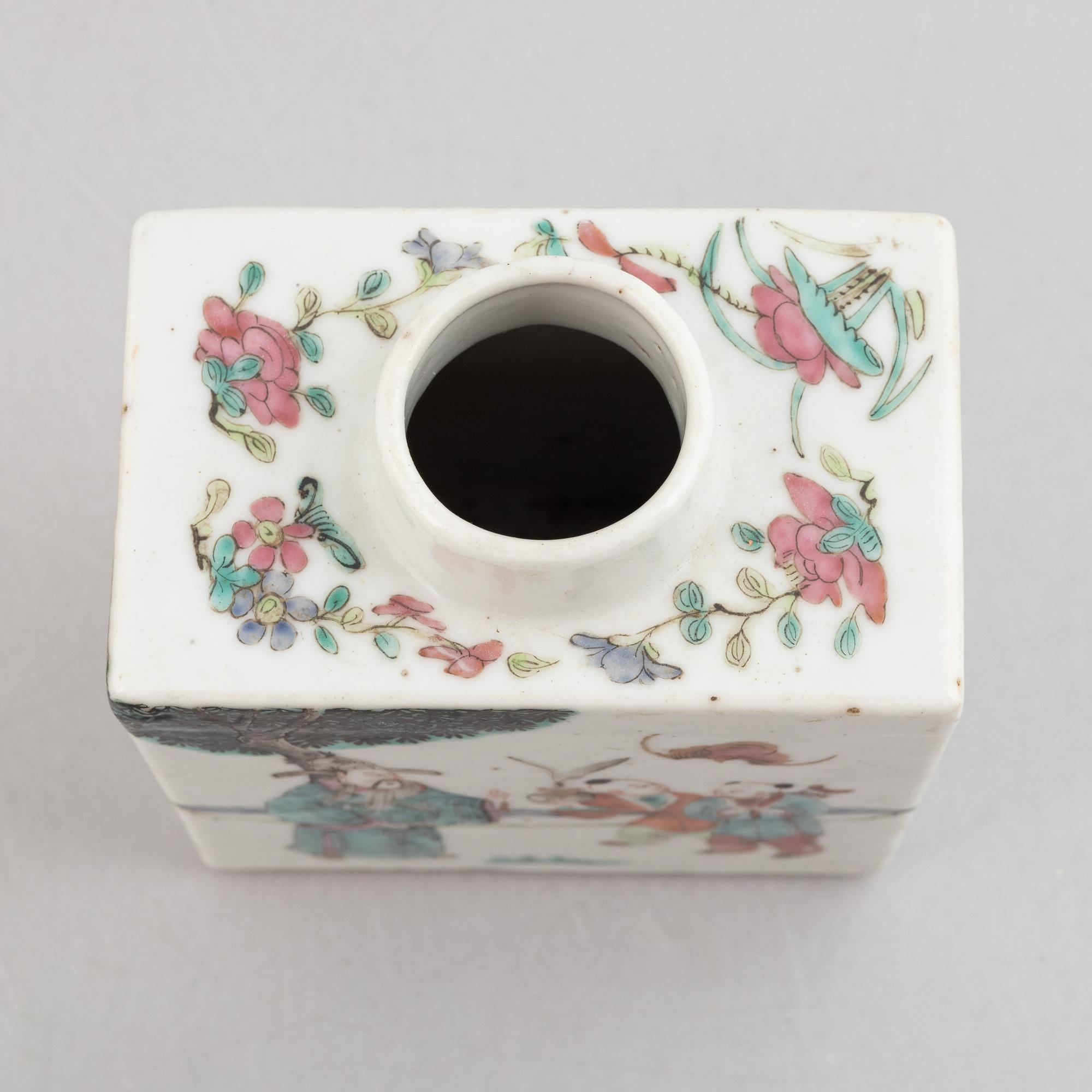 A famille rose tea caddy, Qing dynasty, 19th century.