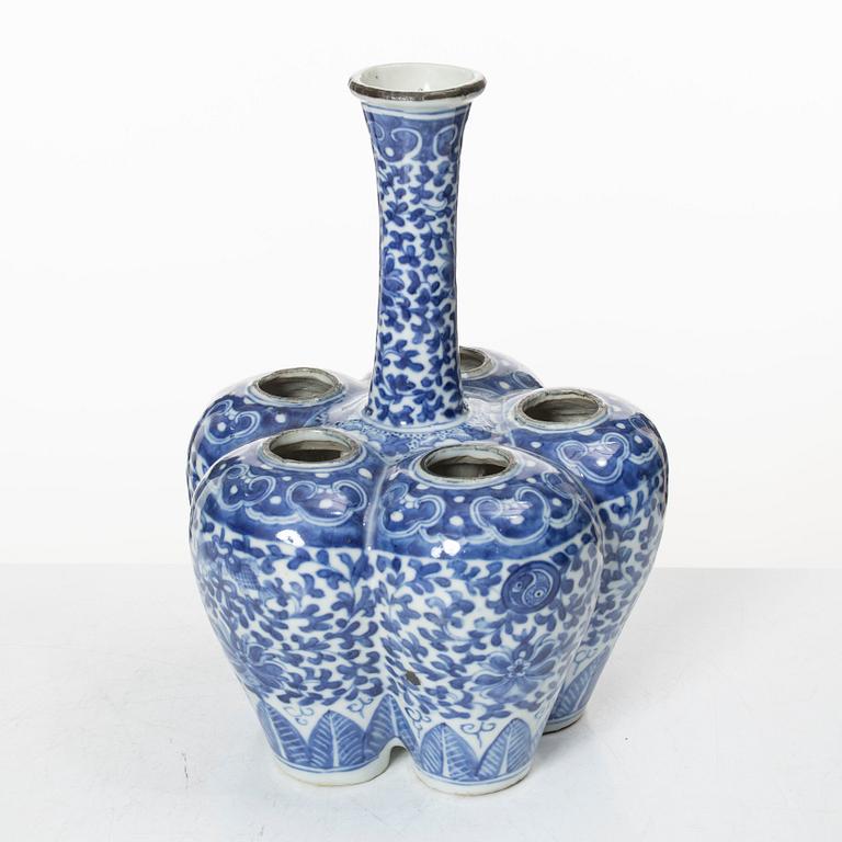 A blue and white tulip vase, Qing dynasty, 19th century.