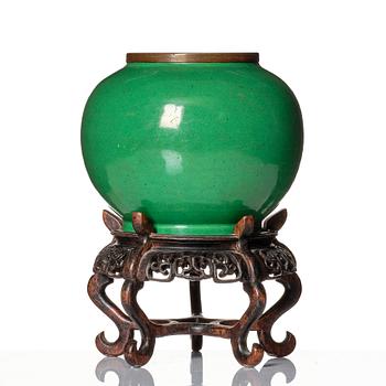 An apple green ge glazed jar, Qing dynasty, presumably 18th Century.