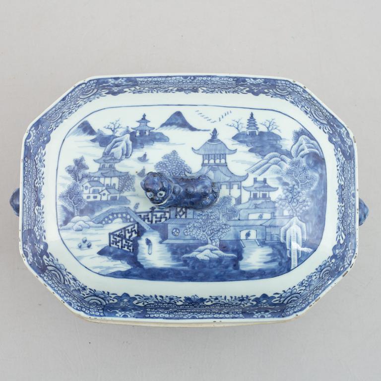 A blue and white tureen with cover and stand, Qing dynasty, Qianlong (1736-95).