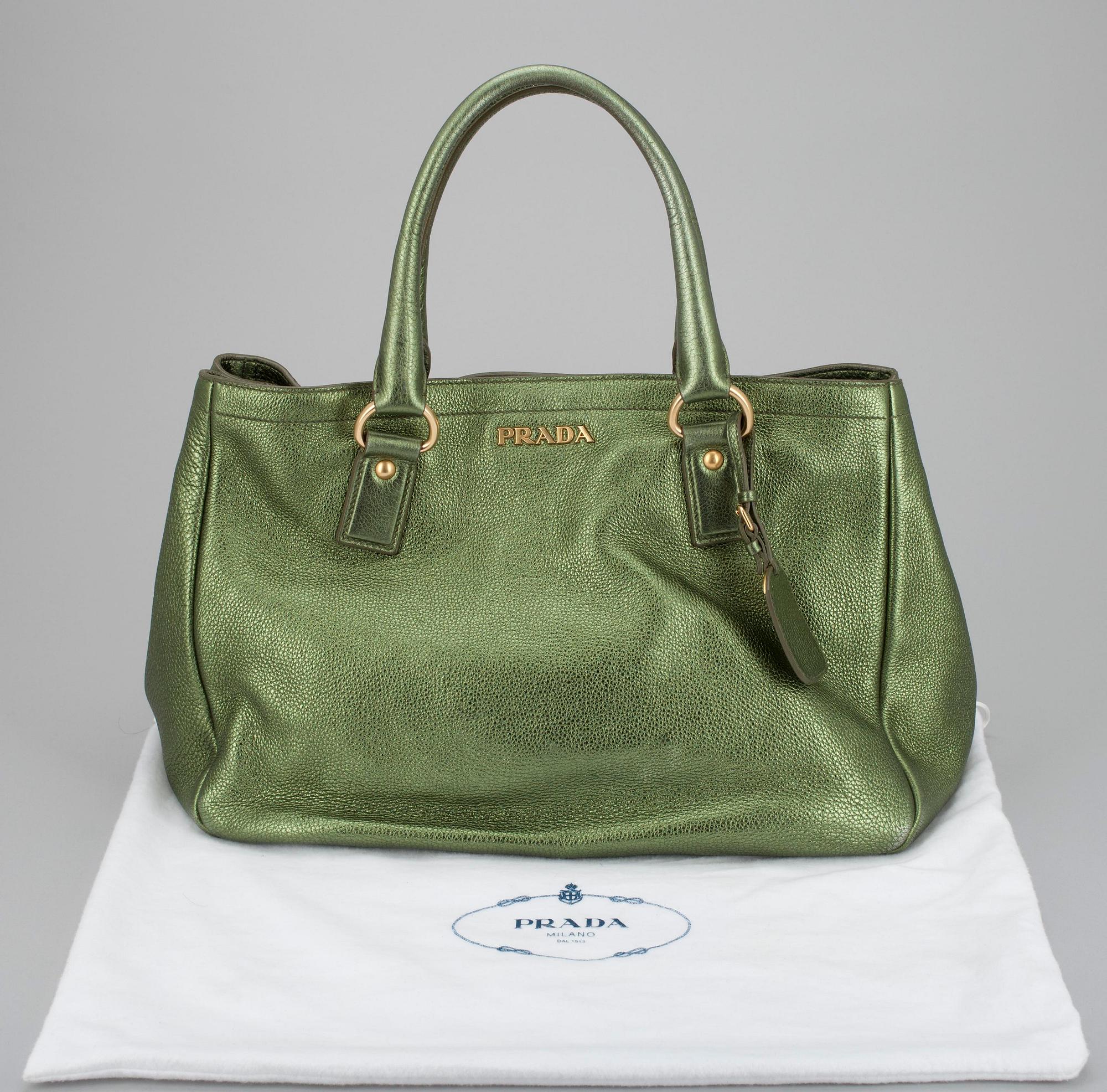VÄSKA, Prada, i originaldustbag.