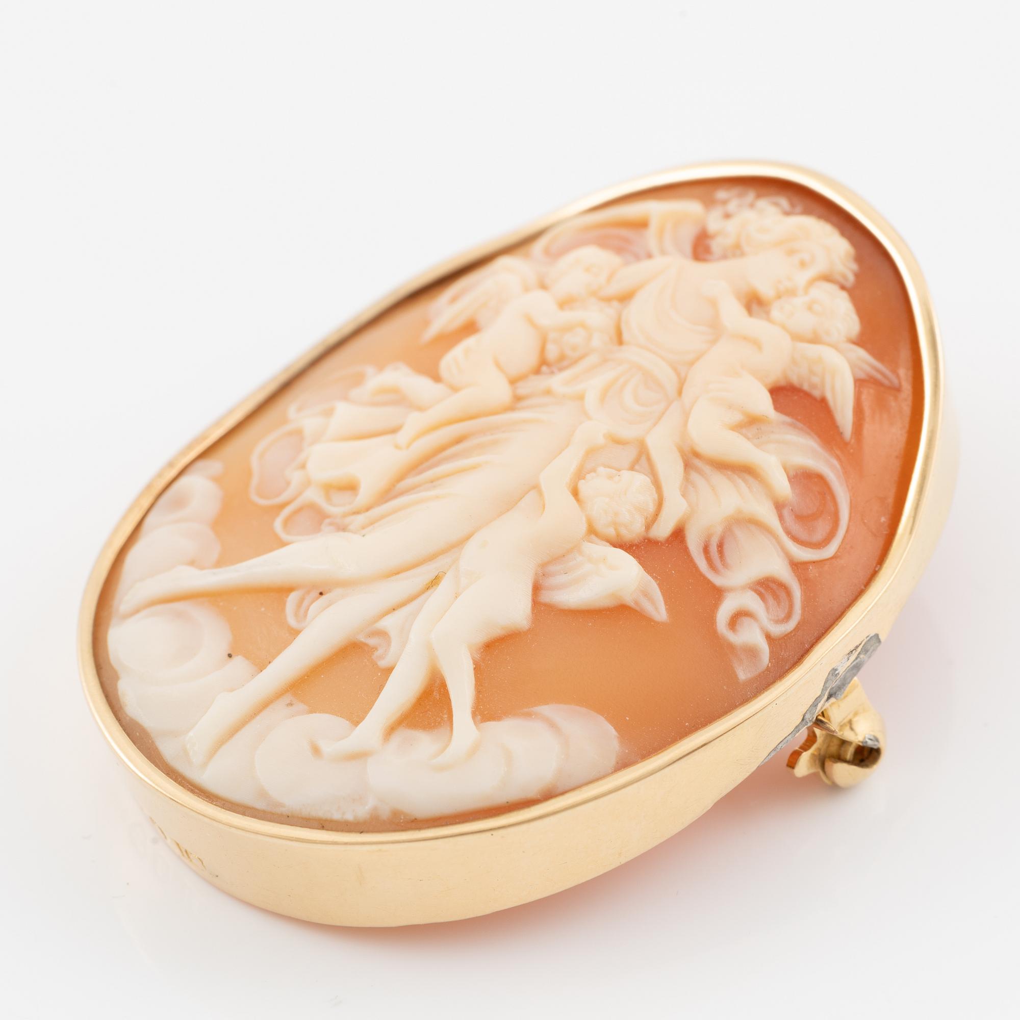 Pendant and brooch/pendant, 18K gold with shell cameos.
