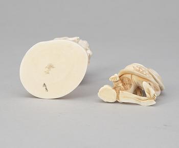 OKIMONO, 2 st. Tidigt 1900-tal. Japan.
