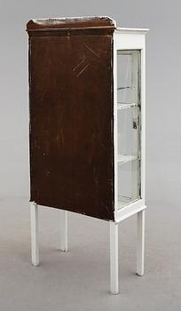 VITRINSKÅP, 1900-talets första hälft.