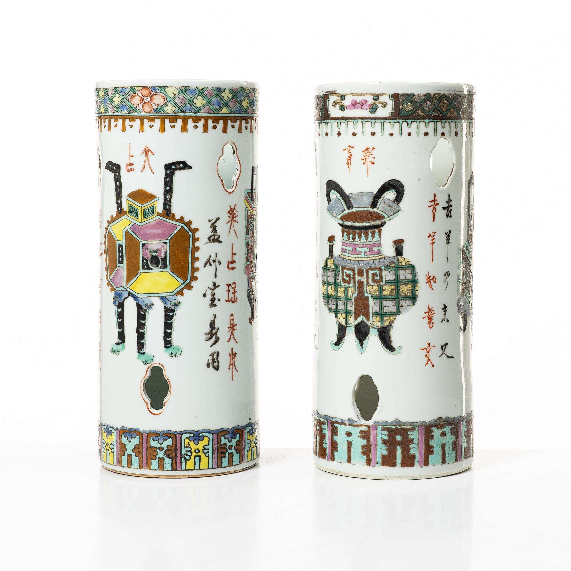 Vaser/Perukstockar, 2 st, porslin, Kina, 1900-tal.