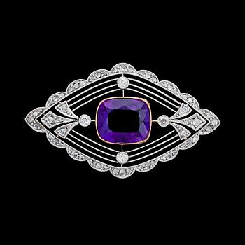 1090. An amethyst and diamond brooch, c. 1905.