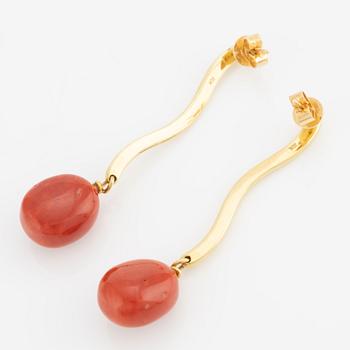 Earrings, 18K gold with coral.