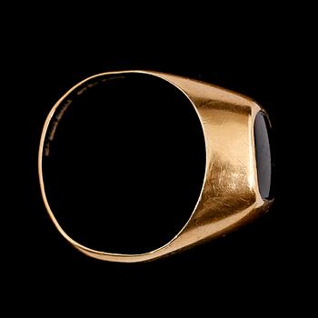 RING, 18 k guld. Total vikt 8 g.
