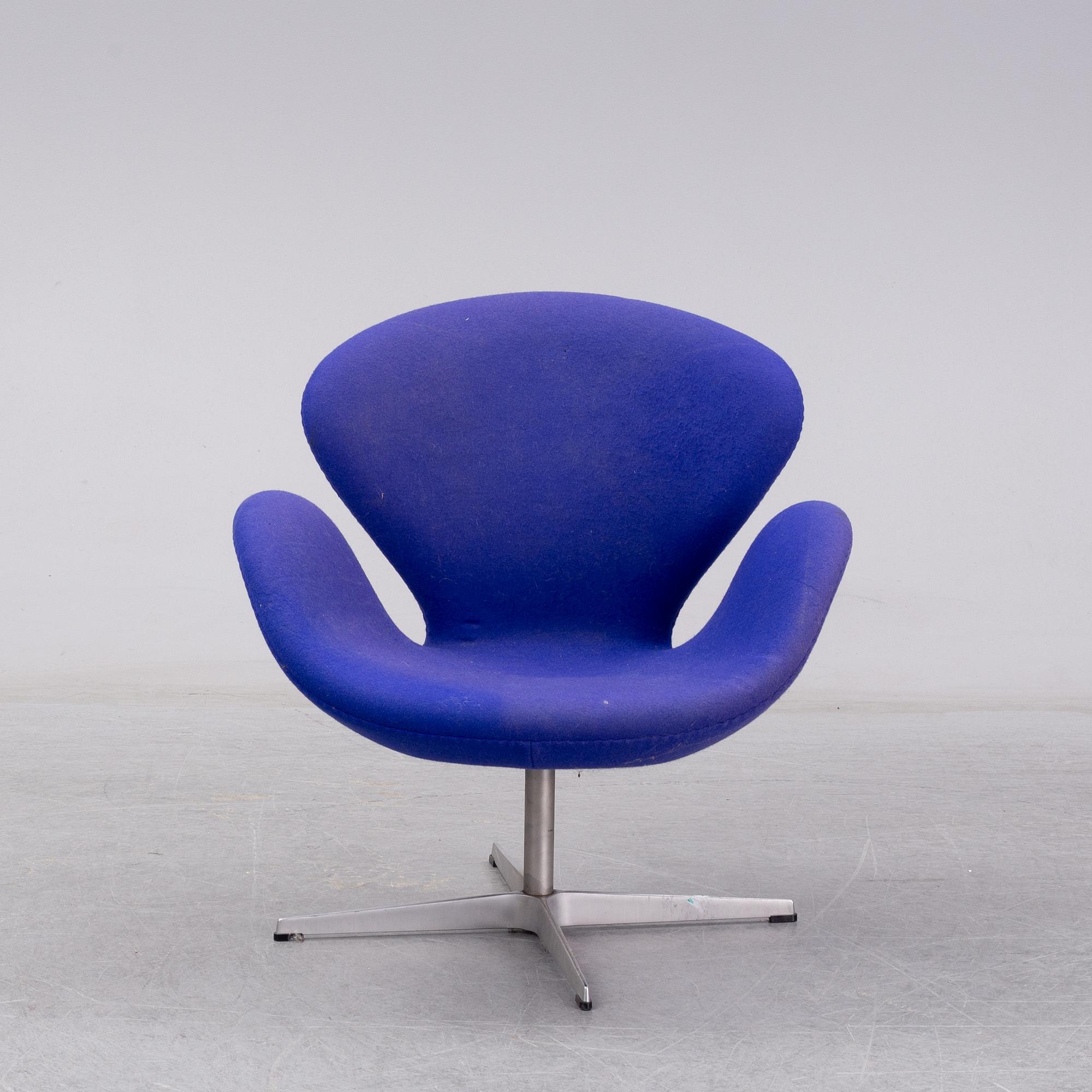 ARNE JACOBSEN, a 'Svanen' easy chair, Fritz Hansen 2001.