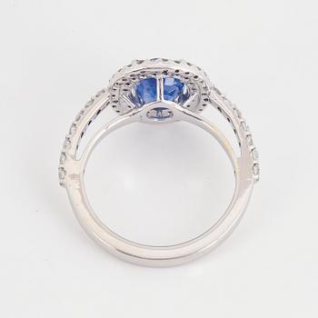 Ring, 18K vitguld med safir och briljanter.