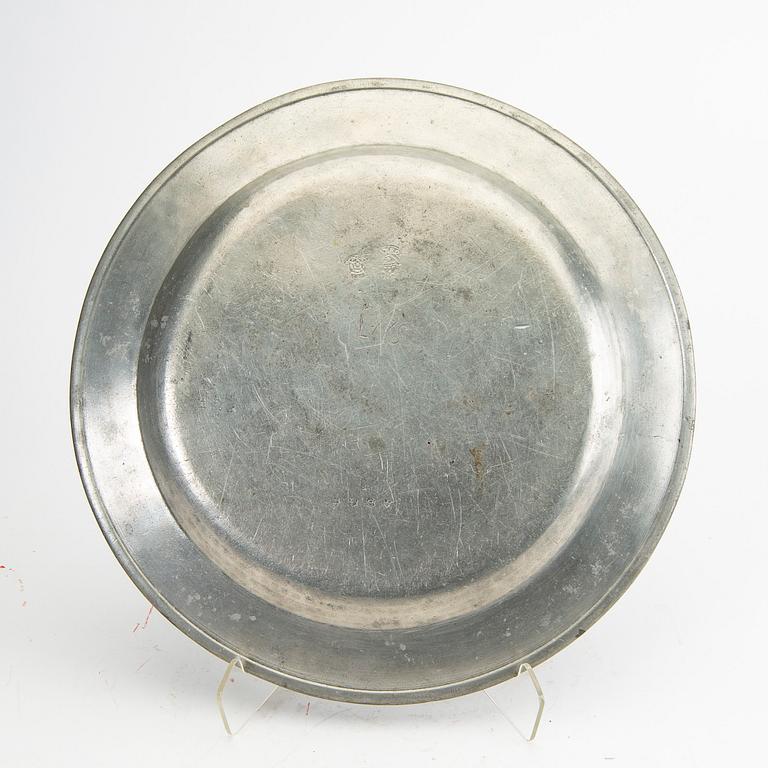 An English 18th/19th century pewter plate.
