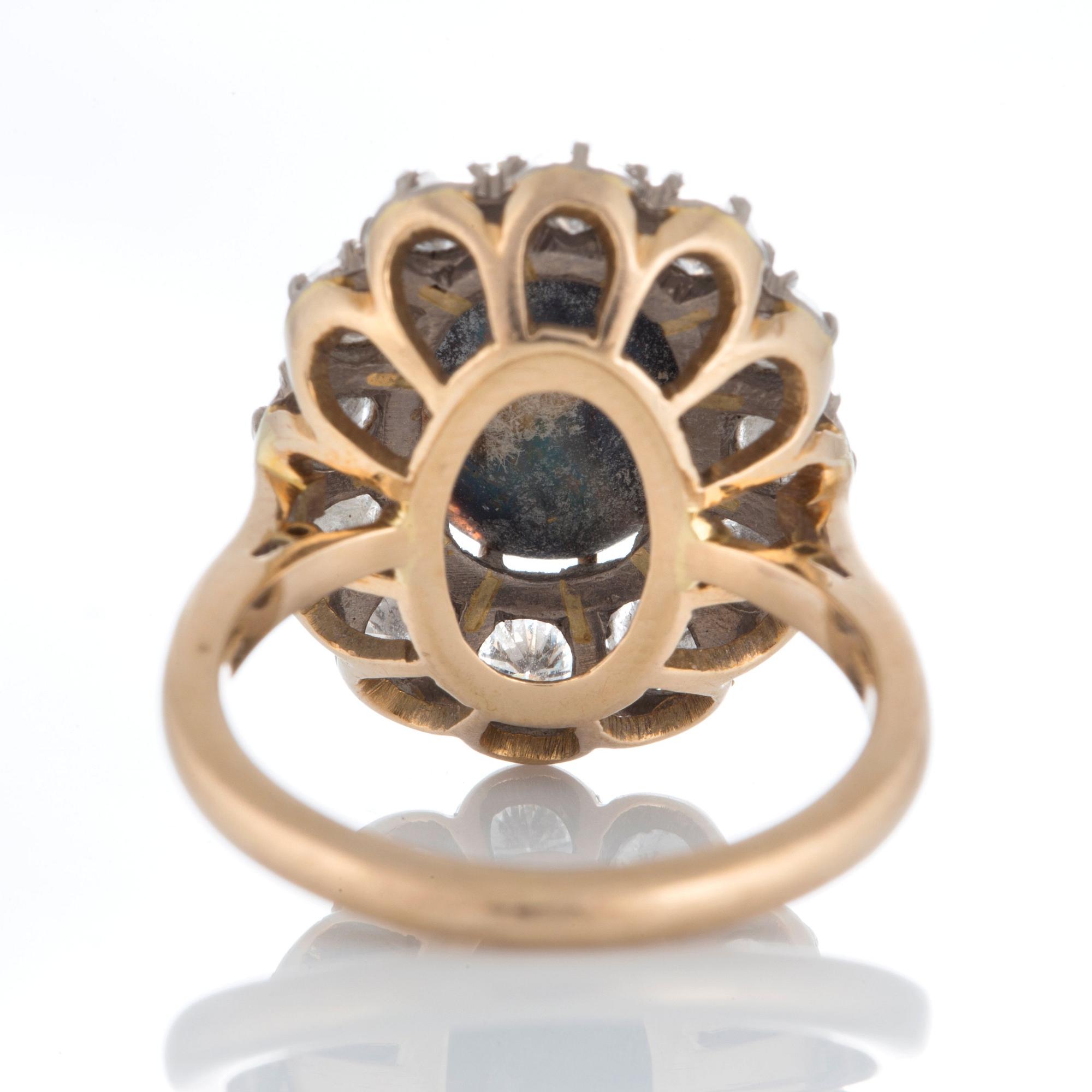 Opalring med runda briljantslipade diamanter total vikt ca 1.20 ct.