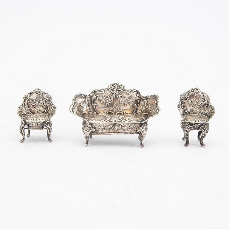 An early 20th century set of eight miniature furnitures in silver, weight 158 grams.