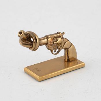 Carl Fredrik Reuterswärd, skulptur, "Non violence", Skultuna.